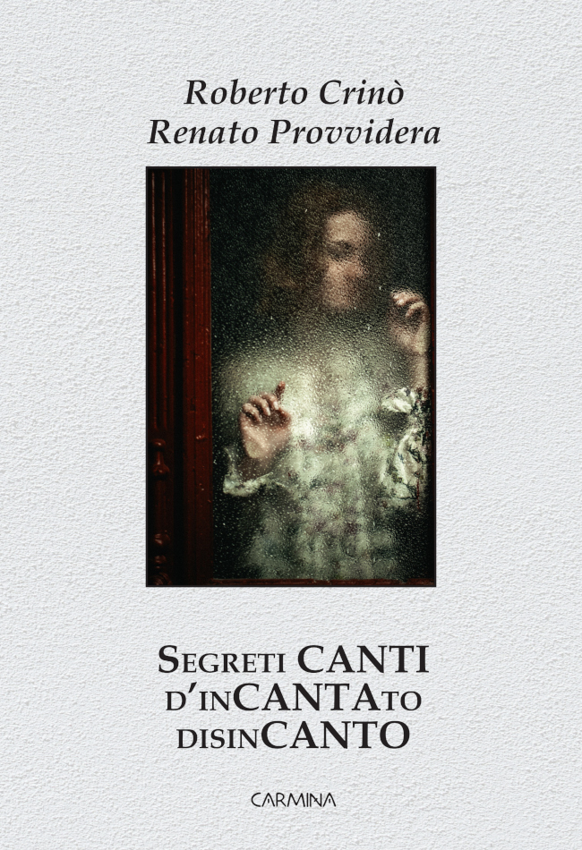 Versi che hanno un legame profondo con la Musica, perché chi li ha scritti li canta dentro di sé. L’afflato lirico di questi Segreti canti d’incantato disincanto consiste nello spazio in cui l’anima conferisce con altre anime in un luogo appartato, le pagine di questo libro, solo in questo luogo e nessun altro.